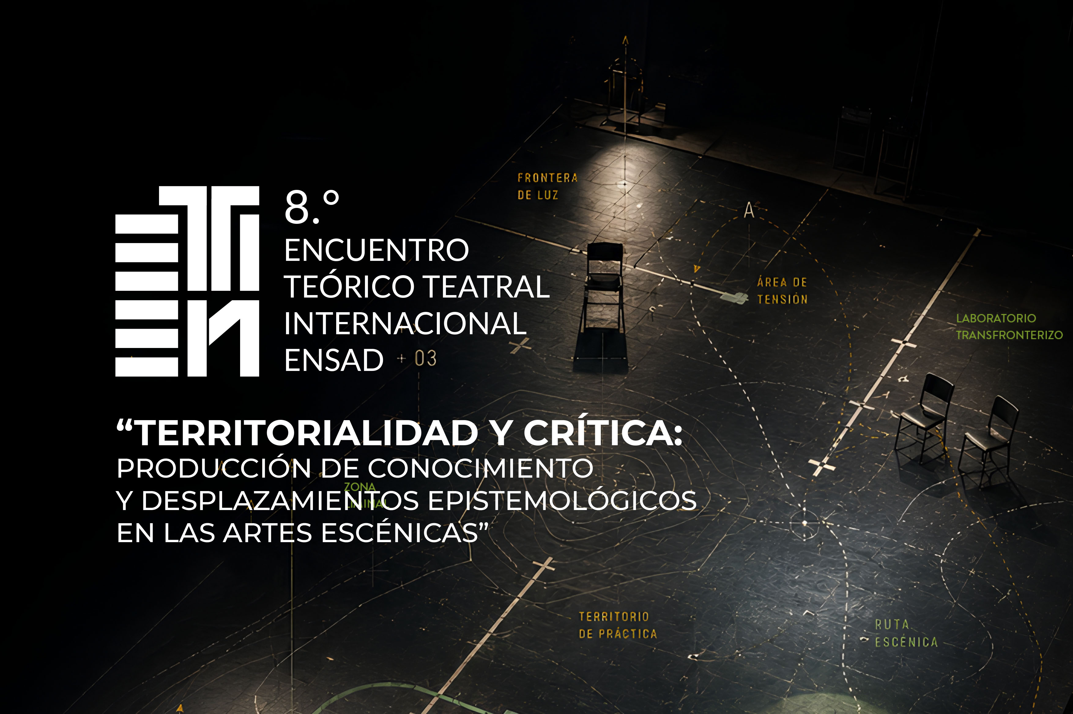 Foto que muestra el tabloncillo de un escenario sobre el que hay varias sillas y trazos que marcan territorios simbólicos como territorio de práctica, ruta escénica, laboratorio transfronterizo, área de tensión, frontera de luz. En la parte izquierda se lee OCTAVO ENCUENTRO TEÓRICO TEATRAL INTERNACIONAL ENSAD, 